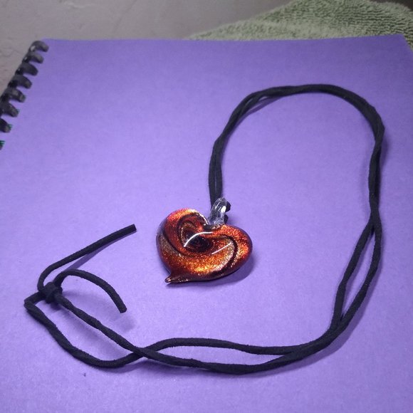 Glittery Heart swirl necklace - Picture 3 of 7